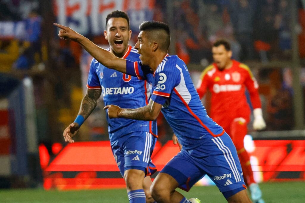 Leandro Fernández celebrando su gol de tiro libre.