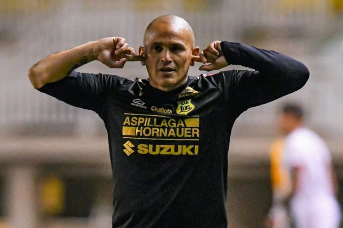 Humberto Suazo celebrando un gol con San Luis de Quillota.