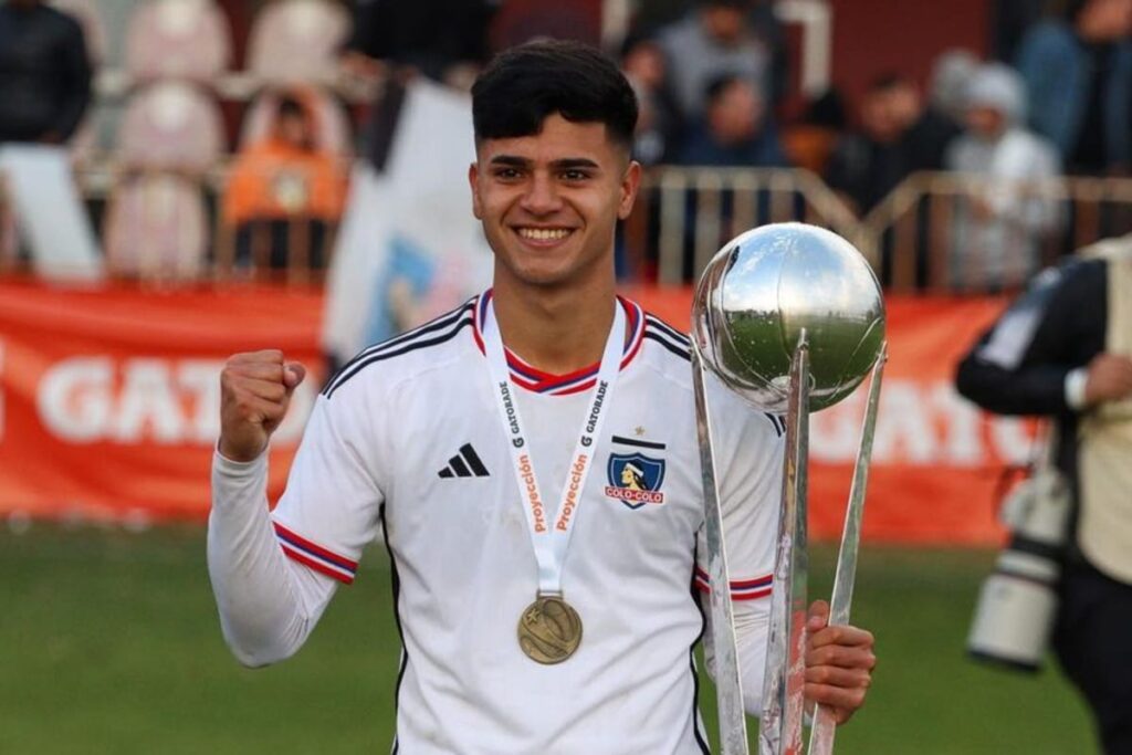 Matías Pinto con el trofeo de campeón de Colo-Colo Proyección en 2022.