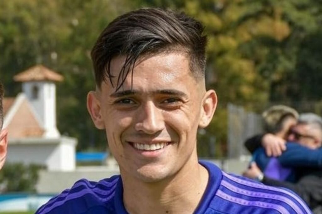 Primer plano al rostro de Pablo Solari sonriendo con la camiseta de Argentina