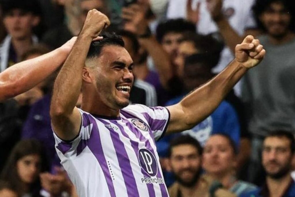 Gabriel Suazo celebrando su gol con Toulouse en Europa League.