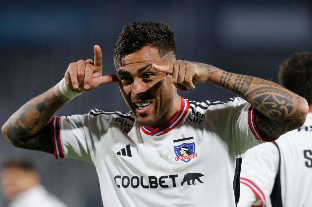 Darío Lezcano celebrando un gol con la camiseta de Colo-Colo.