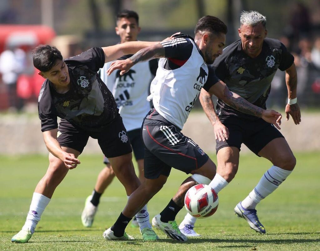 Marcos Bolados disputando un partido amistoso frente a San Antonio Unido en el Estadio Monumental.