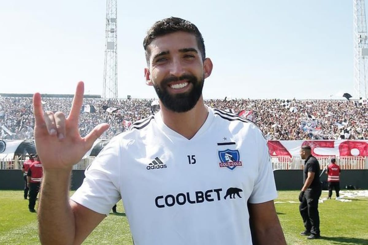 Primer plano a Emiliano Amor en la cancha del Estadio Monumental durante un Arengazo.