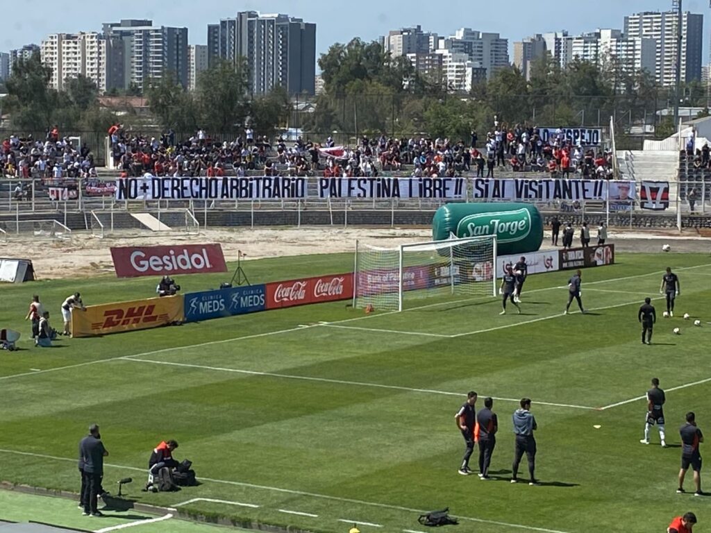 Lienzo coolgdo por los hinchas de Colo-Colo a favor de Palestina en el Estadio Municipal de La Cisterna.