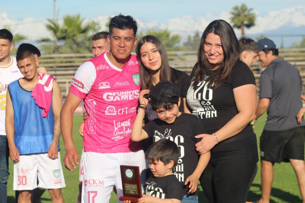 Carlos Cisternas durante su despedida del fútbol profesional con General Velásquez.