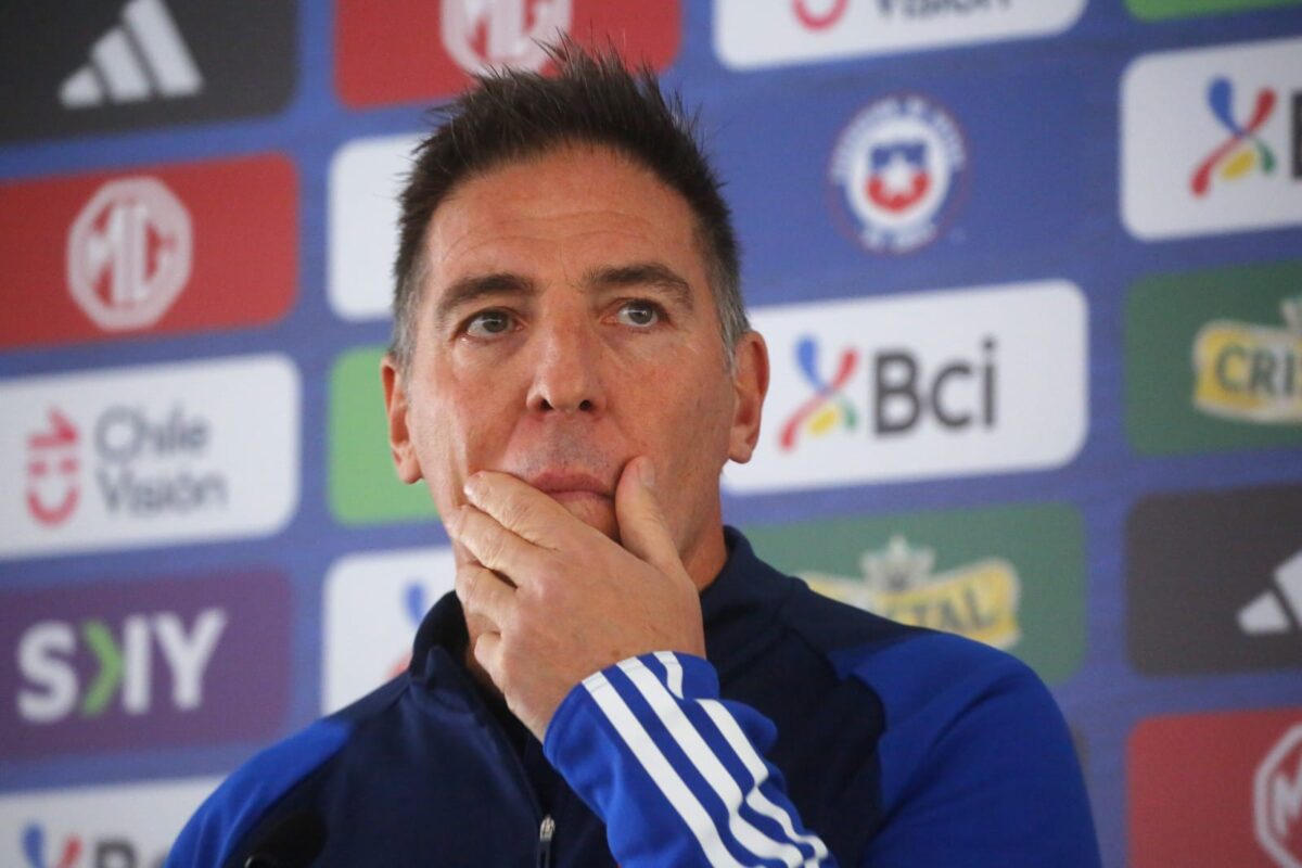 Eduardo Berizzo durante una conferencia de prensa con la Selección Chilena.