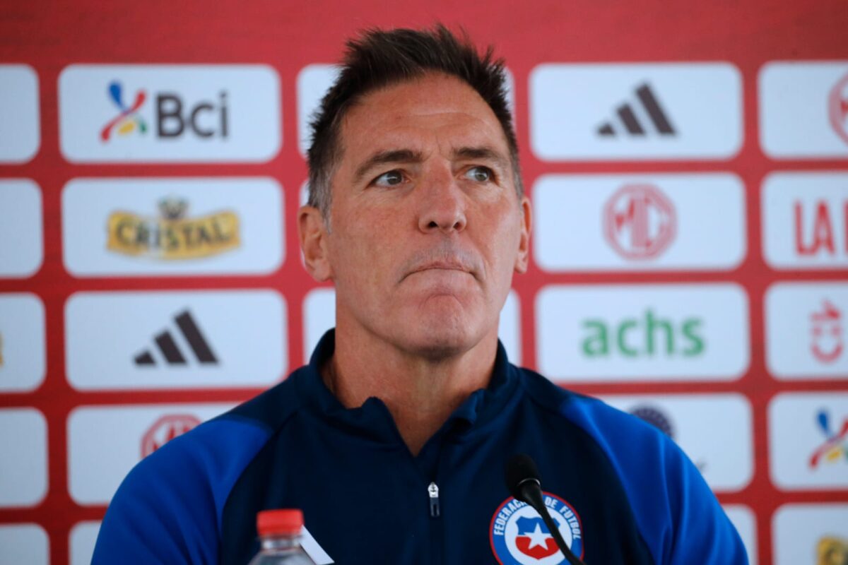 Primer plano al rostro de Eduardo Berizzo en una conferencia de prensa.