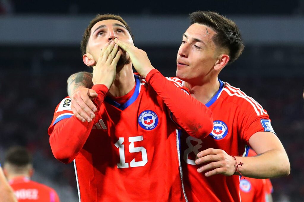 Diego Valdés celebrando su gol frente a Perú con la Selección Chilena.