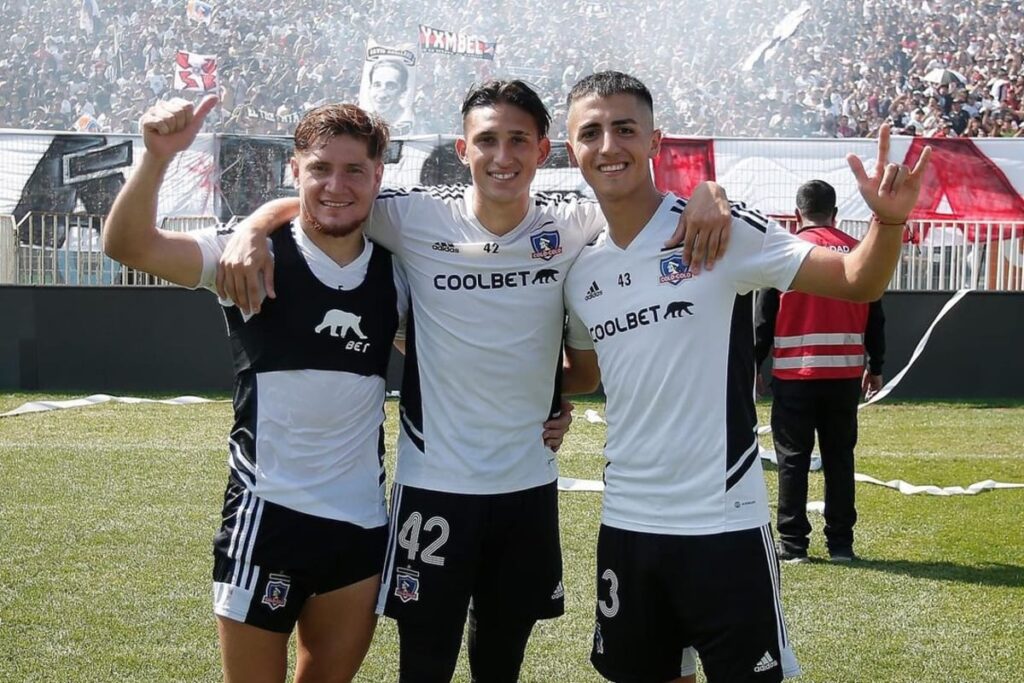 Matías Ferrari junto a Diego Plaza y Leonardo Gil durante un entrenamiento de Colo-Colo