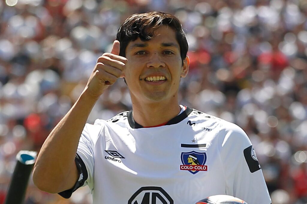 Primer plano a Matías Fernández con un ppulgar arriba y sonriendo al público en el Estadio Monumental.