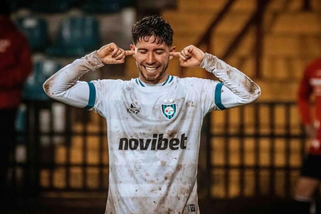 Felipe Loyola celebrando un gol con la camiseta blanca de Huachipato.