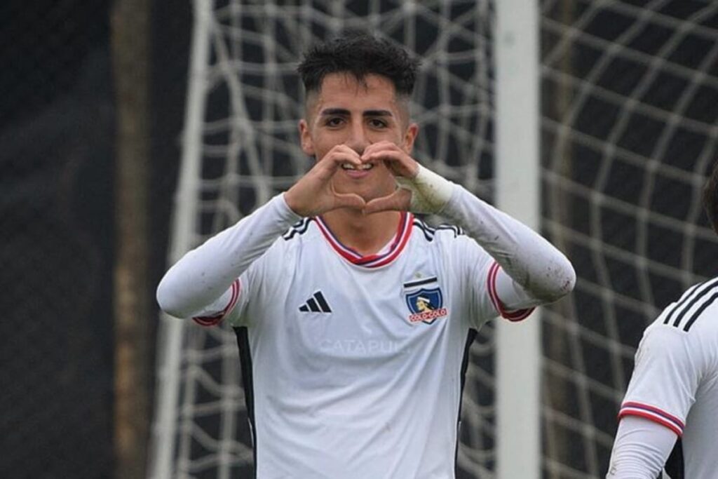 Diego Plaza celebrando su gol con Colo-Colo Proyección frente a Huachipato en el Estadio Monumental.