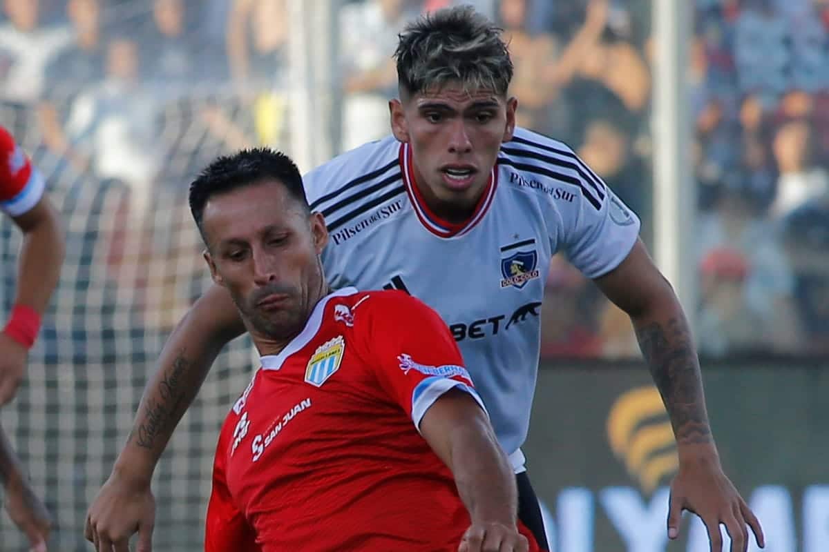 Christian Vilches y Carlos Palacios en un balón dividido en el partido de Colo-Colo vs Magallanes.