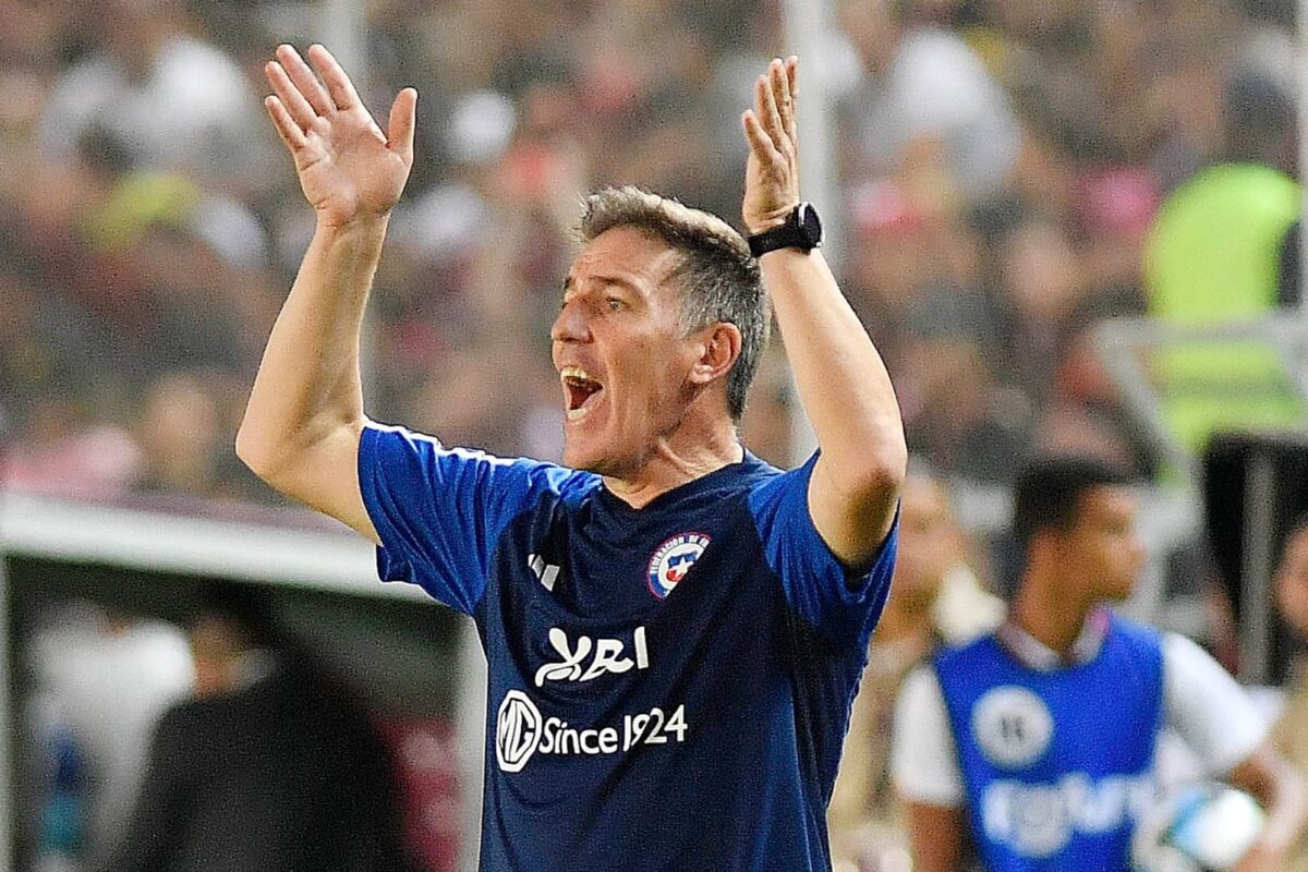 Eduardo Berizzo con la camiseta de la Selección Chilena.