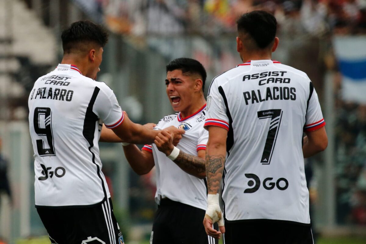Damián Pizarro, Jordhy Thompson y Carlos Palacios con camiseta de Colo-Colo celebrando un gol en el Estadio Monumental.