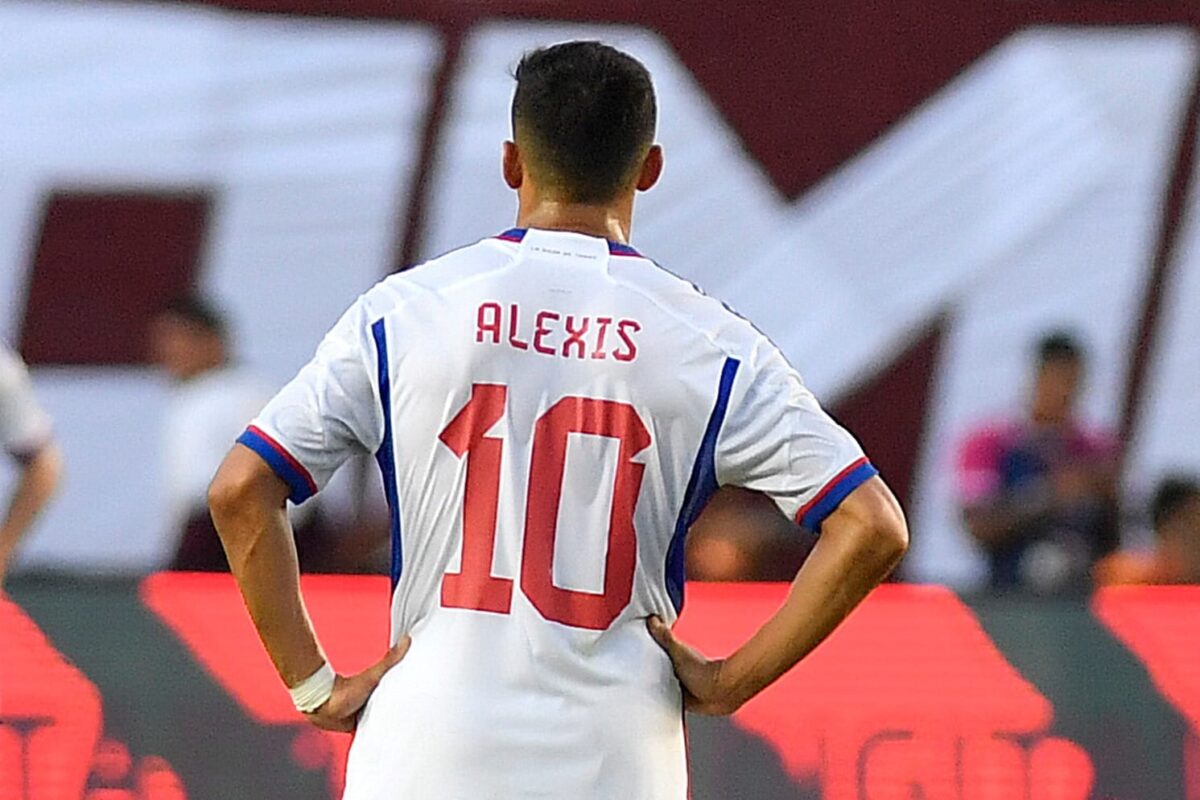 Alexis Sánchez de espalda con la camiseta de la Selección Chilena.