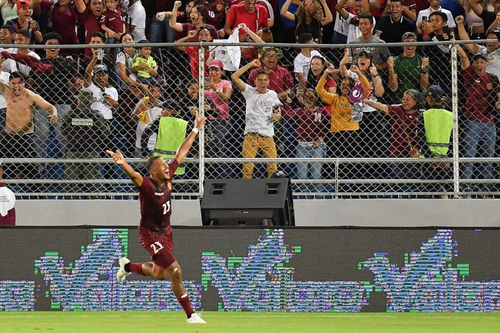 Salomón Rondón celebrando su gol contra Chile.