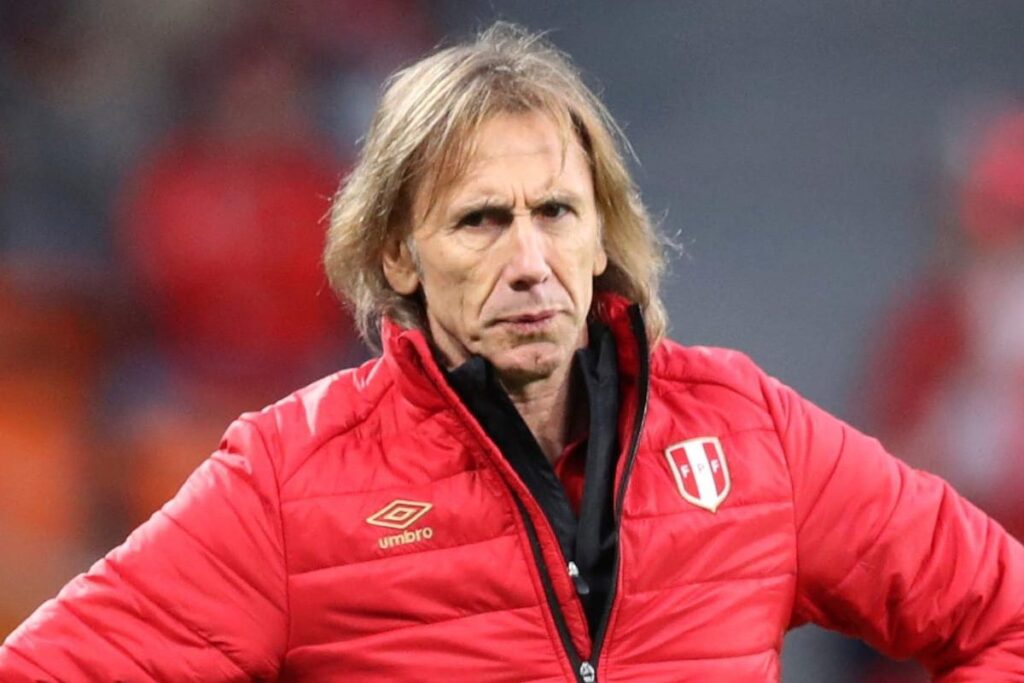 Primer plano a Ricardo Gareca con cara seria, usando el buzo de la Selección Peruana.