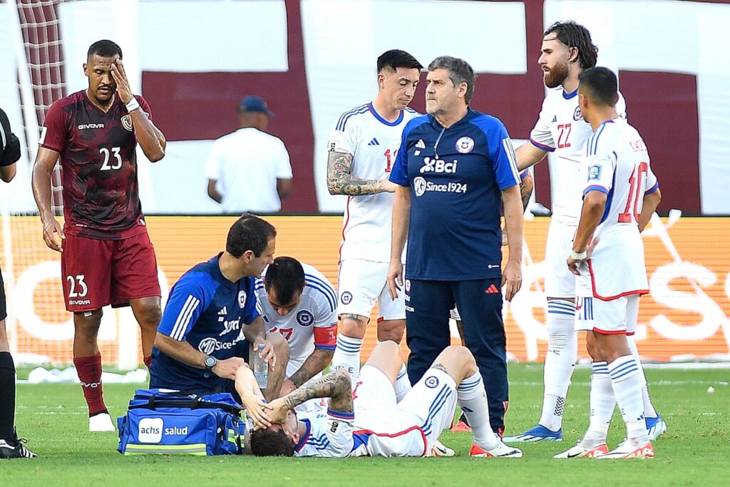 Lesión de Diego Valdés con la Selección Chilena frente a Venezuela.