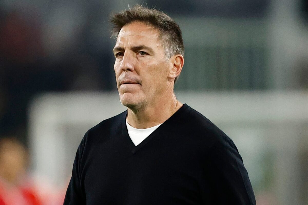 Primer plano al rostro serio de Eduardo Berizzo