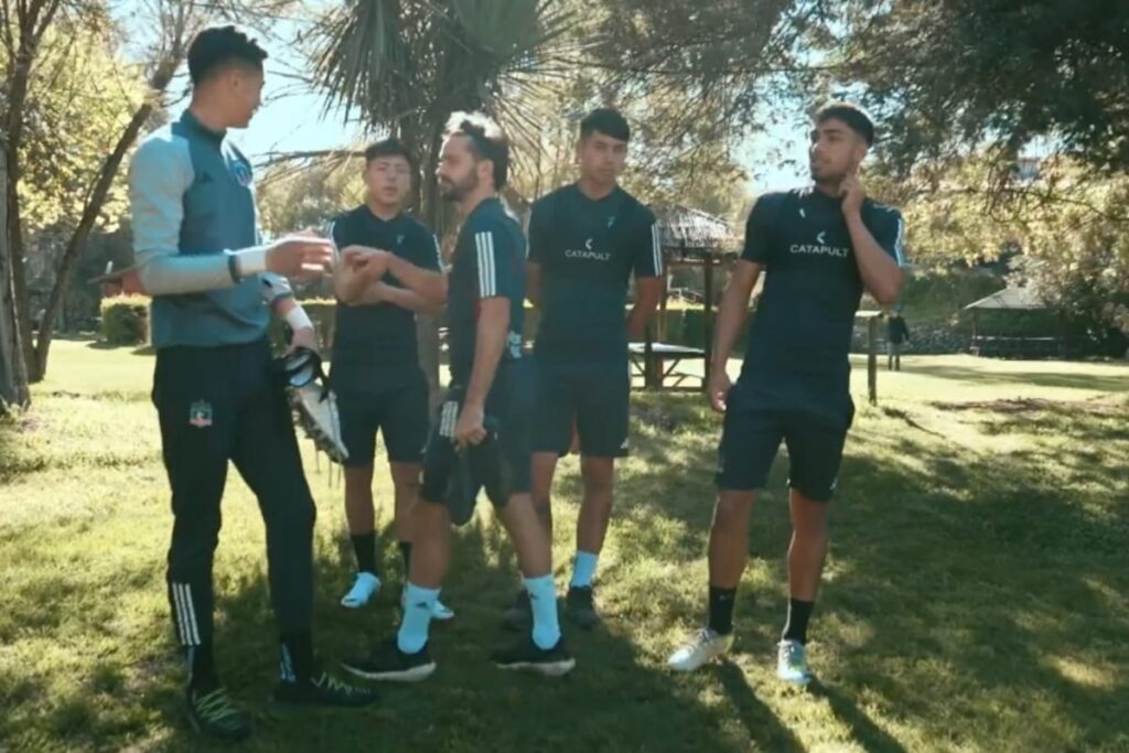 Nicolás Suárez, Miguel Toledo, Leandro Hernández y Nicolás Garrido en Pirque con el plantel de Colo-Colo.