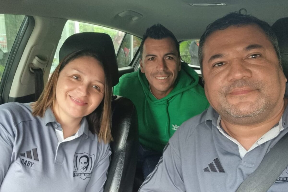 Esteban Paredes y miembros de la Ruta del Hincha en un auto, mientras van a ver a un hincha de Colo-Colo con cáncer.