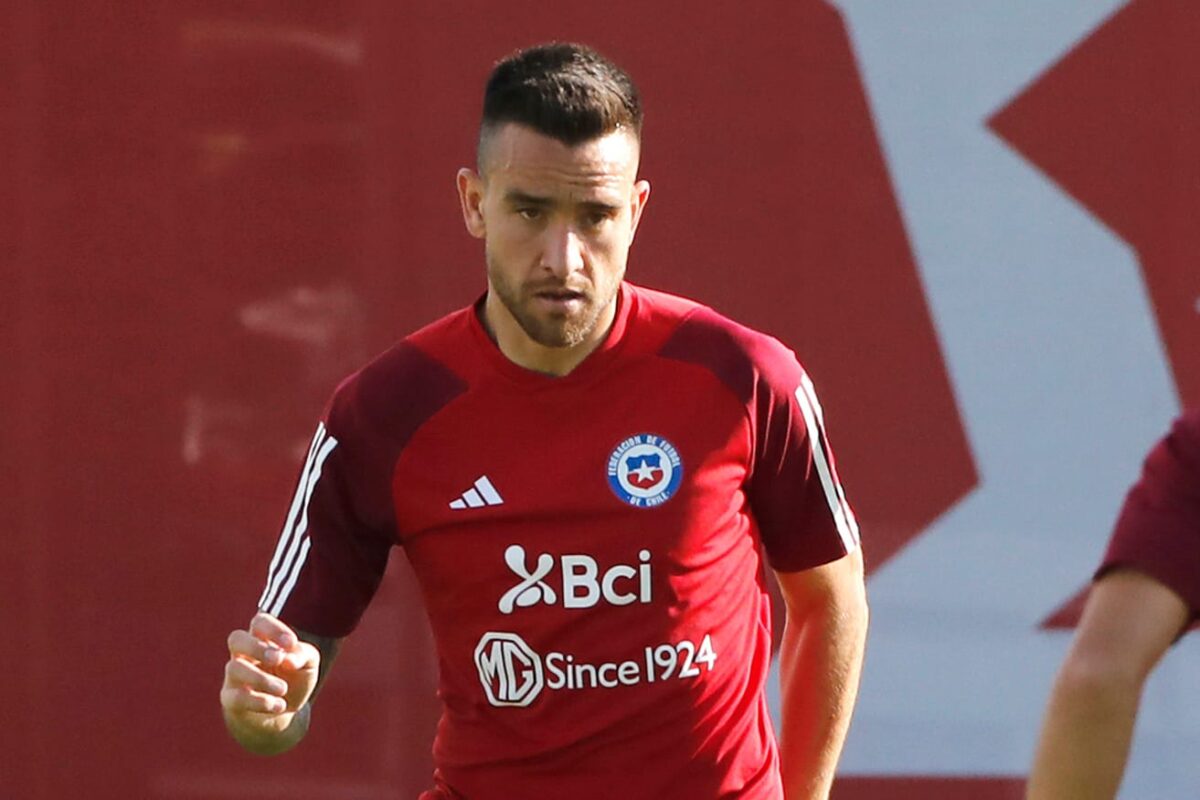 Plano americano de Matías Zaldivia entrenando con la camiseta de la Selección Chilena.