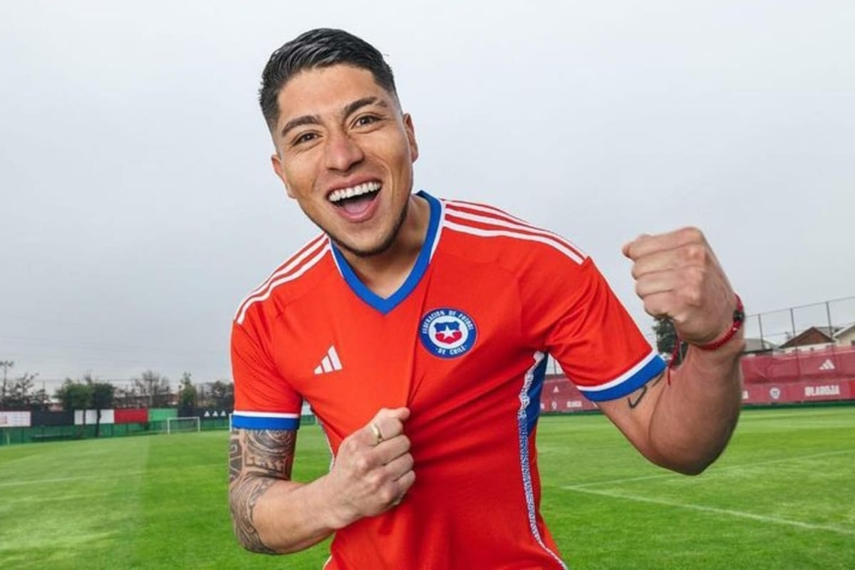 Brayan Cortés posando con la camiseta de la Selección Chilena.