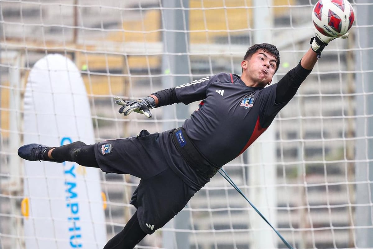 Ricardo Rivera entrenando en la cancha principal del Estadio Monumental con camiseta de Colo-Colo.