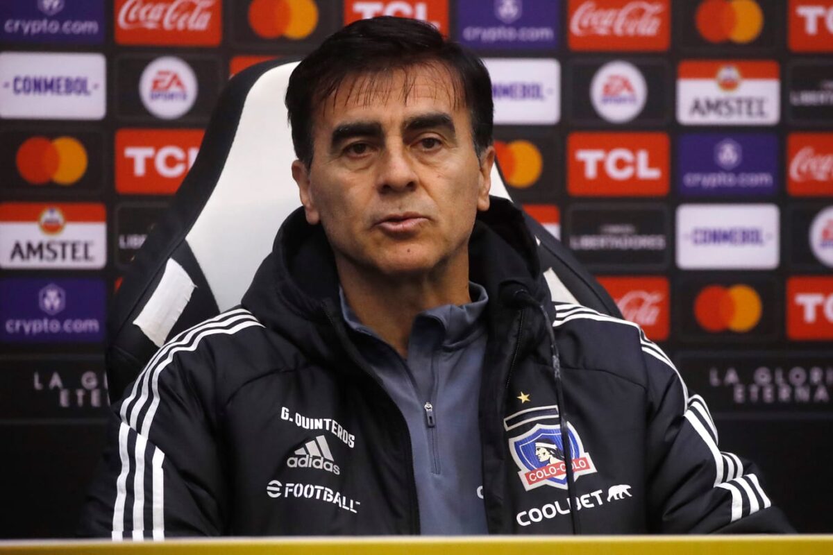 Primer plano a Gustavo Quinteros con buzo de Colo-Colo durante una conferencia de prensa de Copa Libertadores.