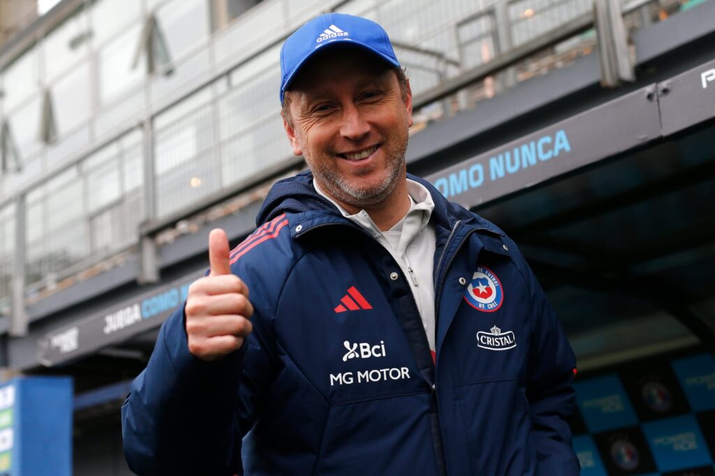 Luis Mena con un pulgar arriba, mientras visye el buzo de la Selección Chilena.