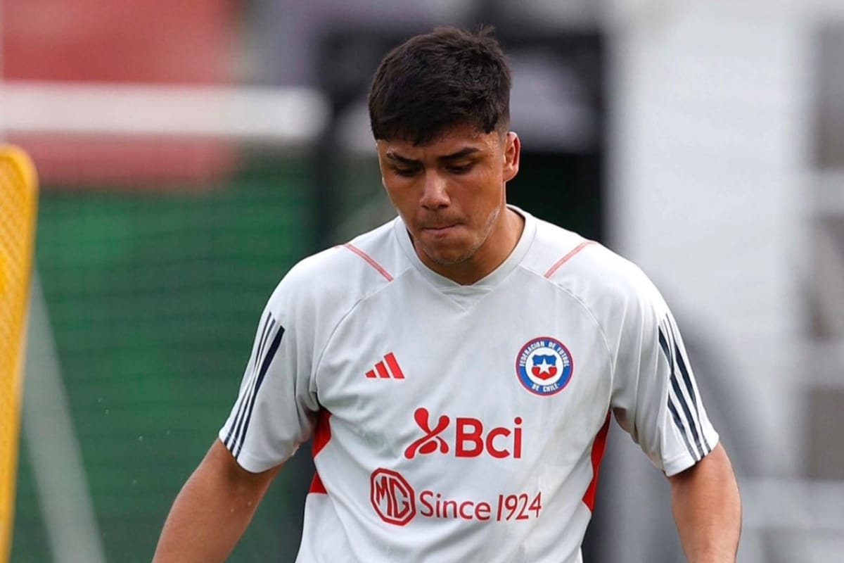 Primer plano a Damián Pizarro entrenando con la camiseta de la Selección Chilena.