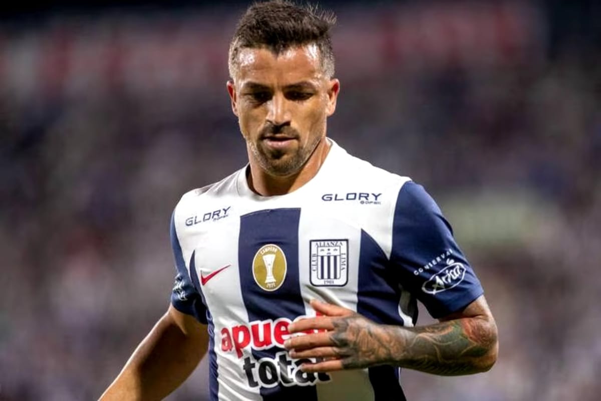 Gabriel Costa con cara de tristeza con la camiseta de Alianza Lima.