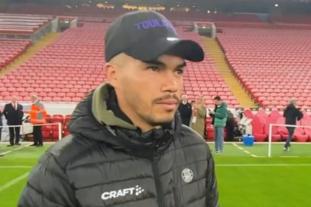 Gabriel Suazo con gorro y parca del Toulouse mientras reconoce el terreno de juego en Anfield Stadium, antes del partido de Toulouse frente a Liverpool.