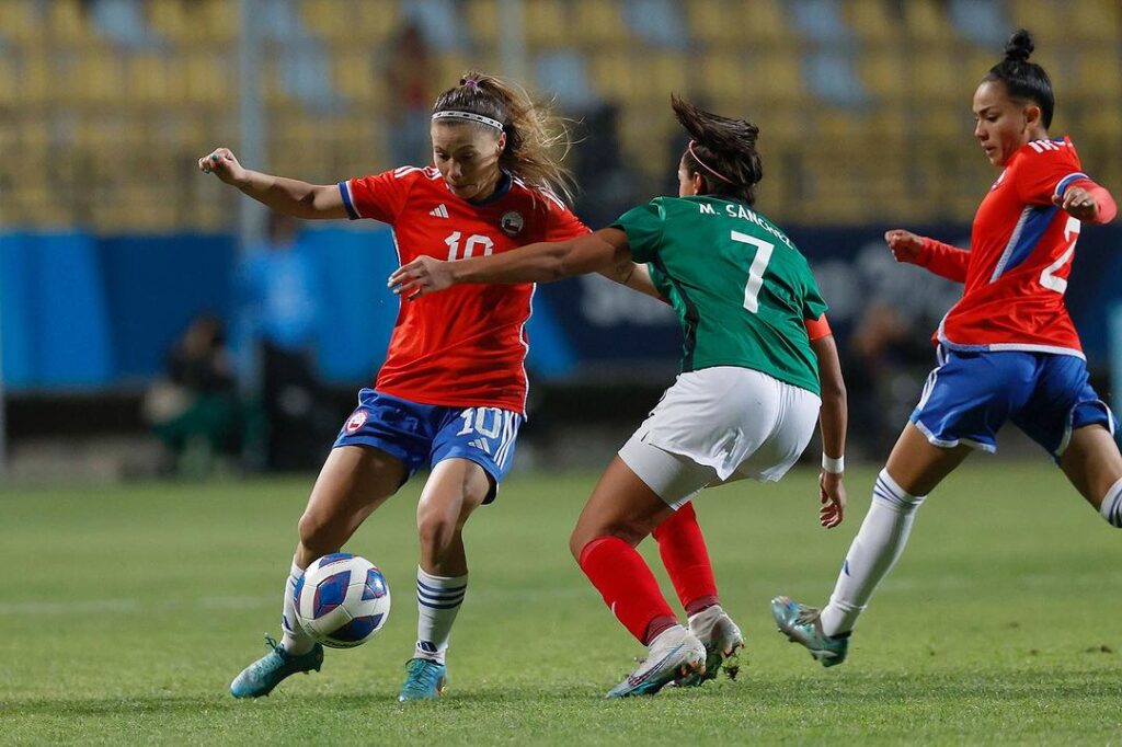 Yanara Aedo controlando el balón en el partido de la Selección Chilena Femenina frente a México en los Juegos Panamericanos 2023.
