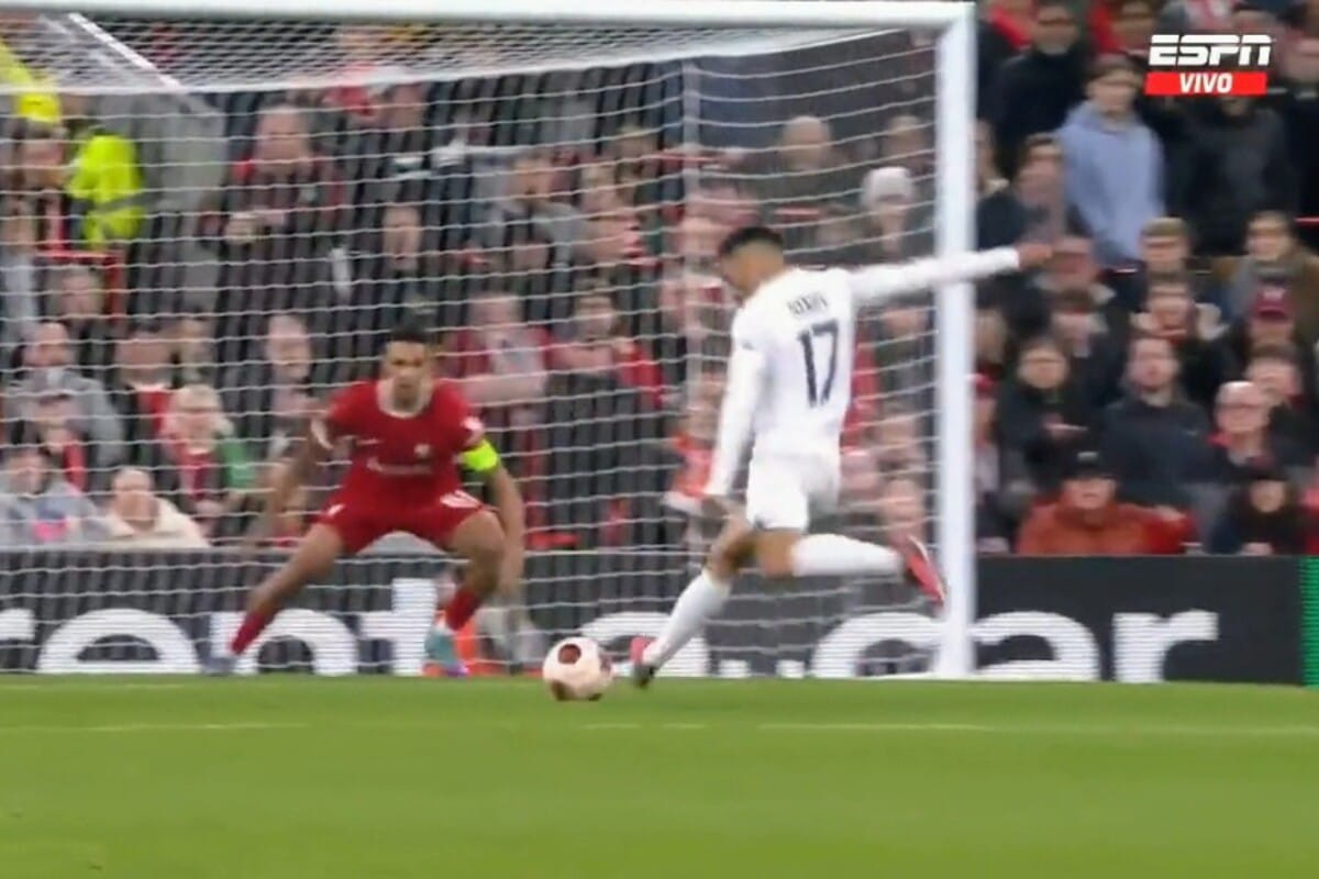 Gol desperdiciado por Gabriel Suazo en el partido de Toulouse vs Liverpool.