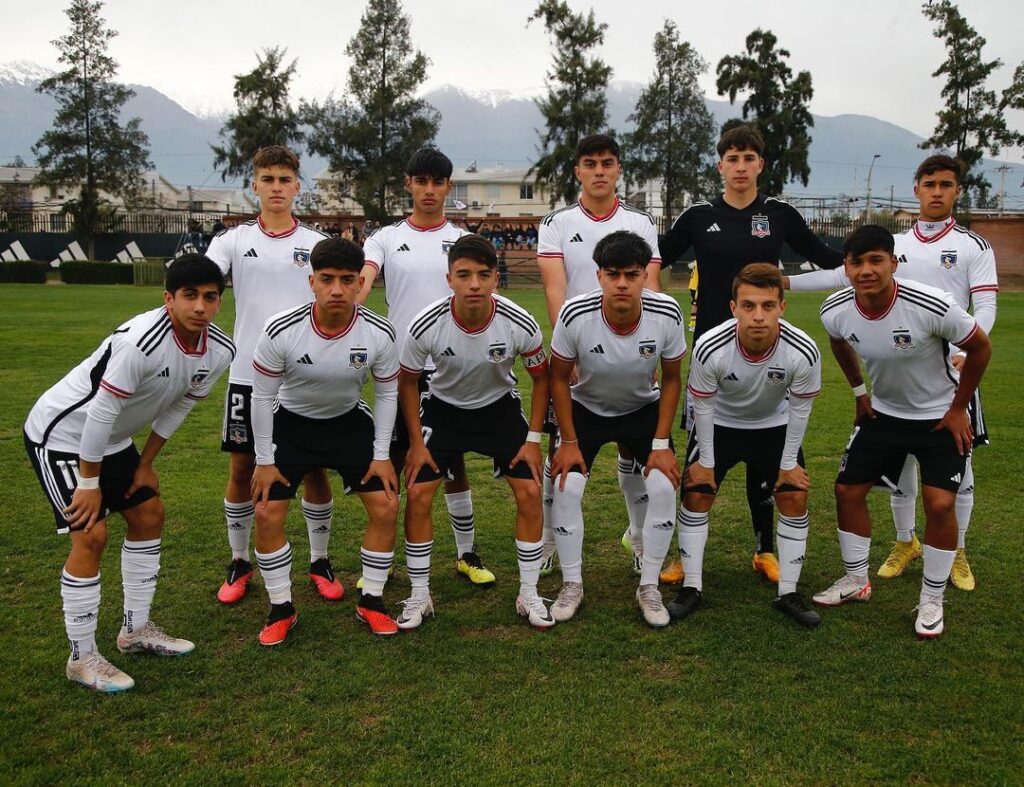 Formación del plantel de Colo-Colo Sub-16 en la cancha N°2 del Estadio Monumental