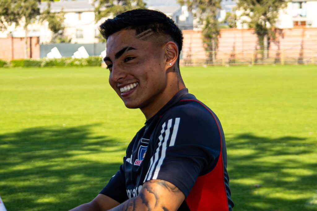 Jordhy Thompson sonriendo durante un entrenamiento de Colo-Colo.