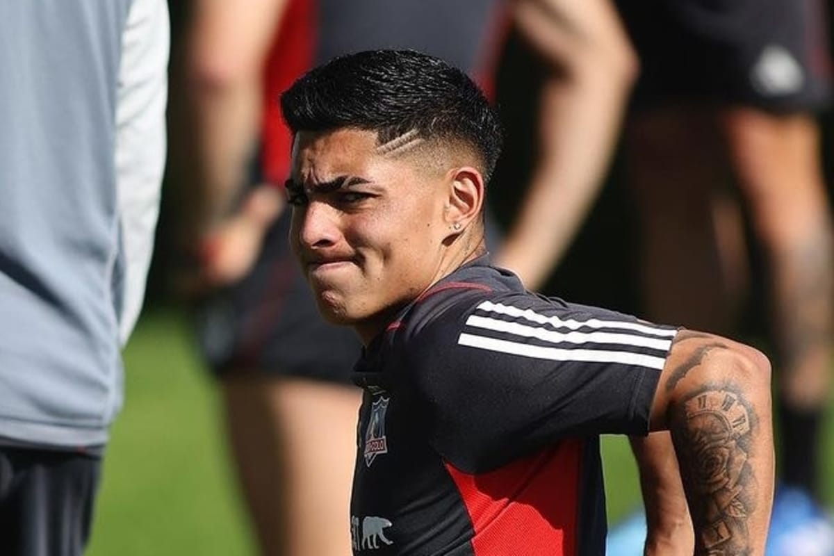 Jordhy Thompson con cara de incomodidad durante un entrenamiento de Colo-Colo.