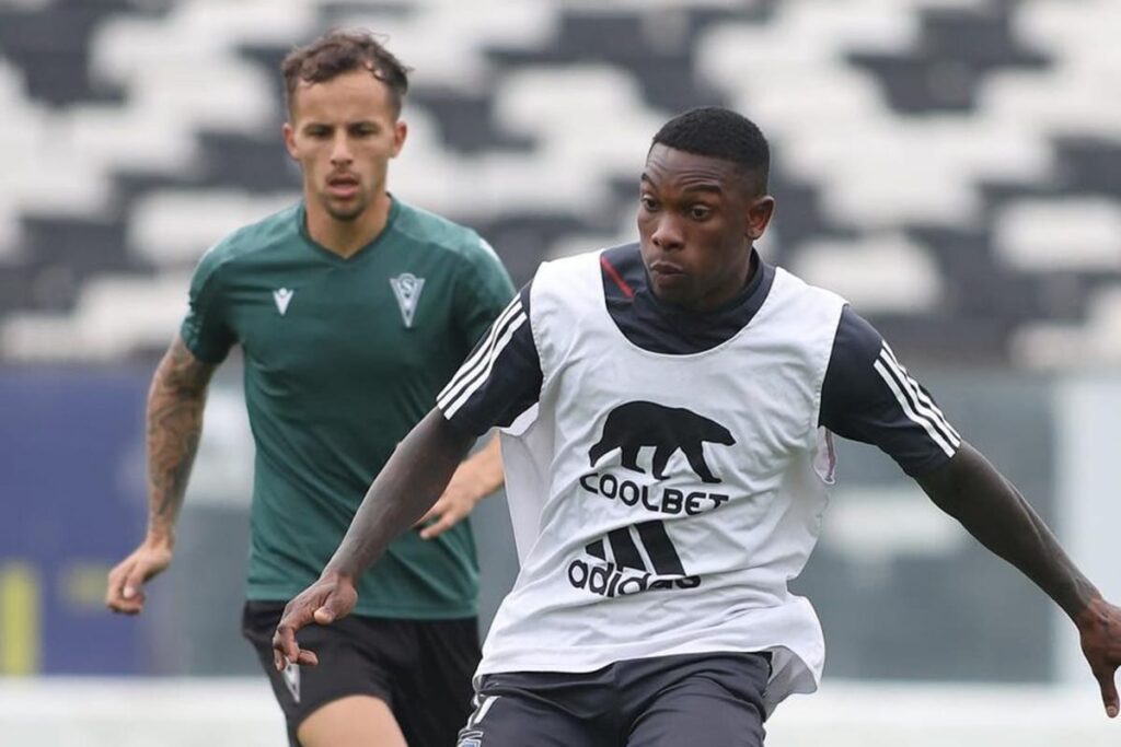 Fabián Castillo durante el partido amistoso de Colo-Colo frente a Santiago Wanderers.