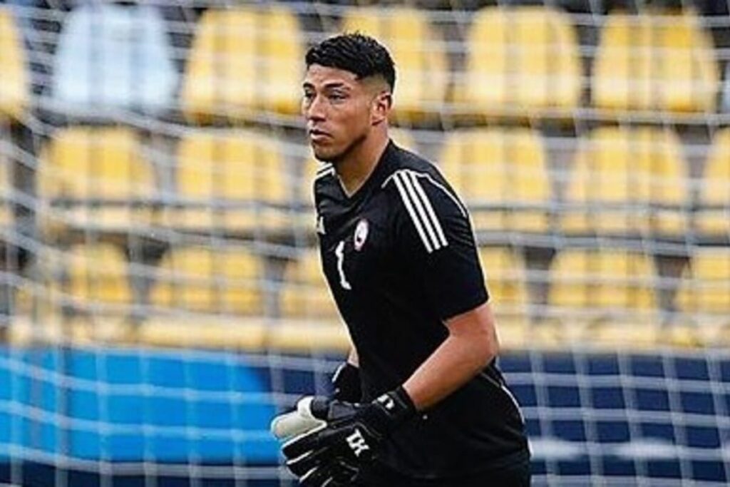 Brayan Cortés con camiseta negra de la Selección Chilena en el partido frente a República Dominicana.