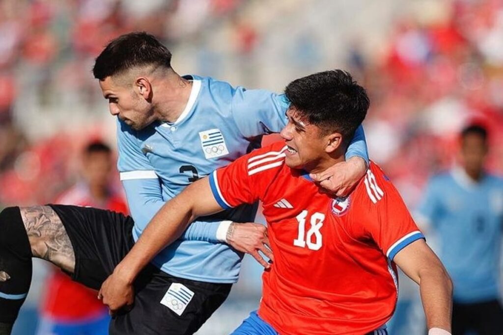 Damián Pizarro enfrentando a Uruguay con la camiseta de la Selección Chilena
