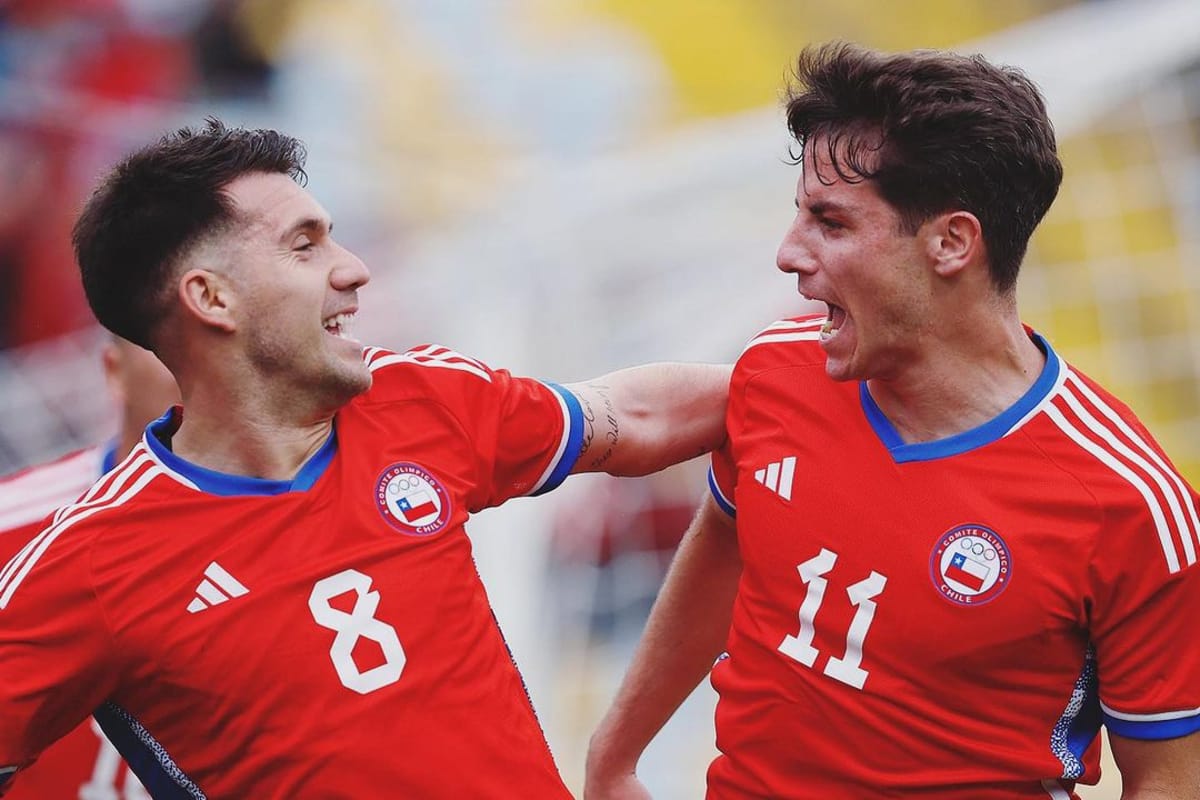 César Fuentes y Clemente Montes celebrando su gol con la Selección Chilena e en el partido frente a República Dominicana