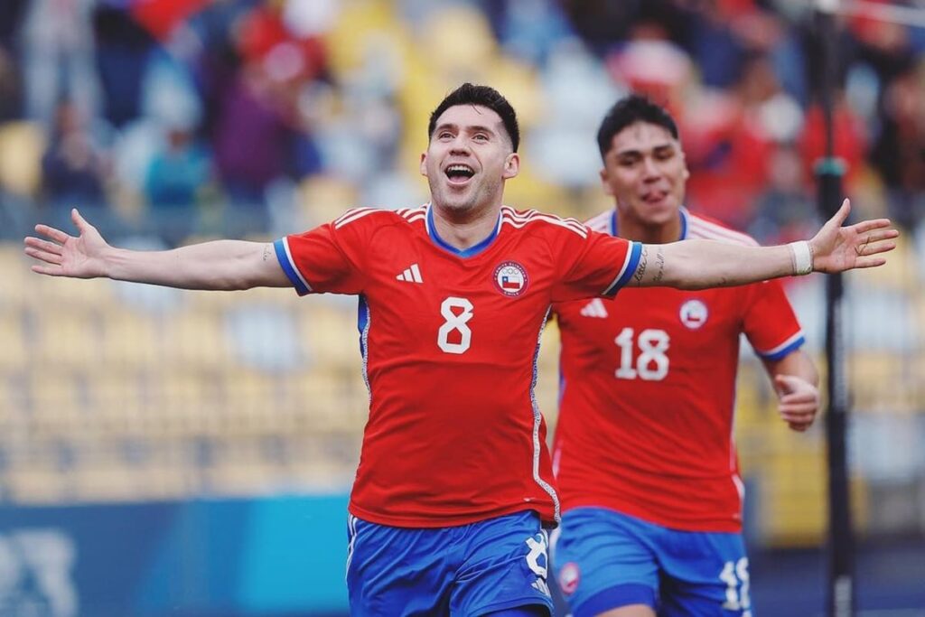 César Fuentes celebrando su gol con la Selección Chilena e en el partido frente a República Dominicana