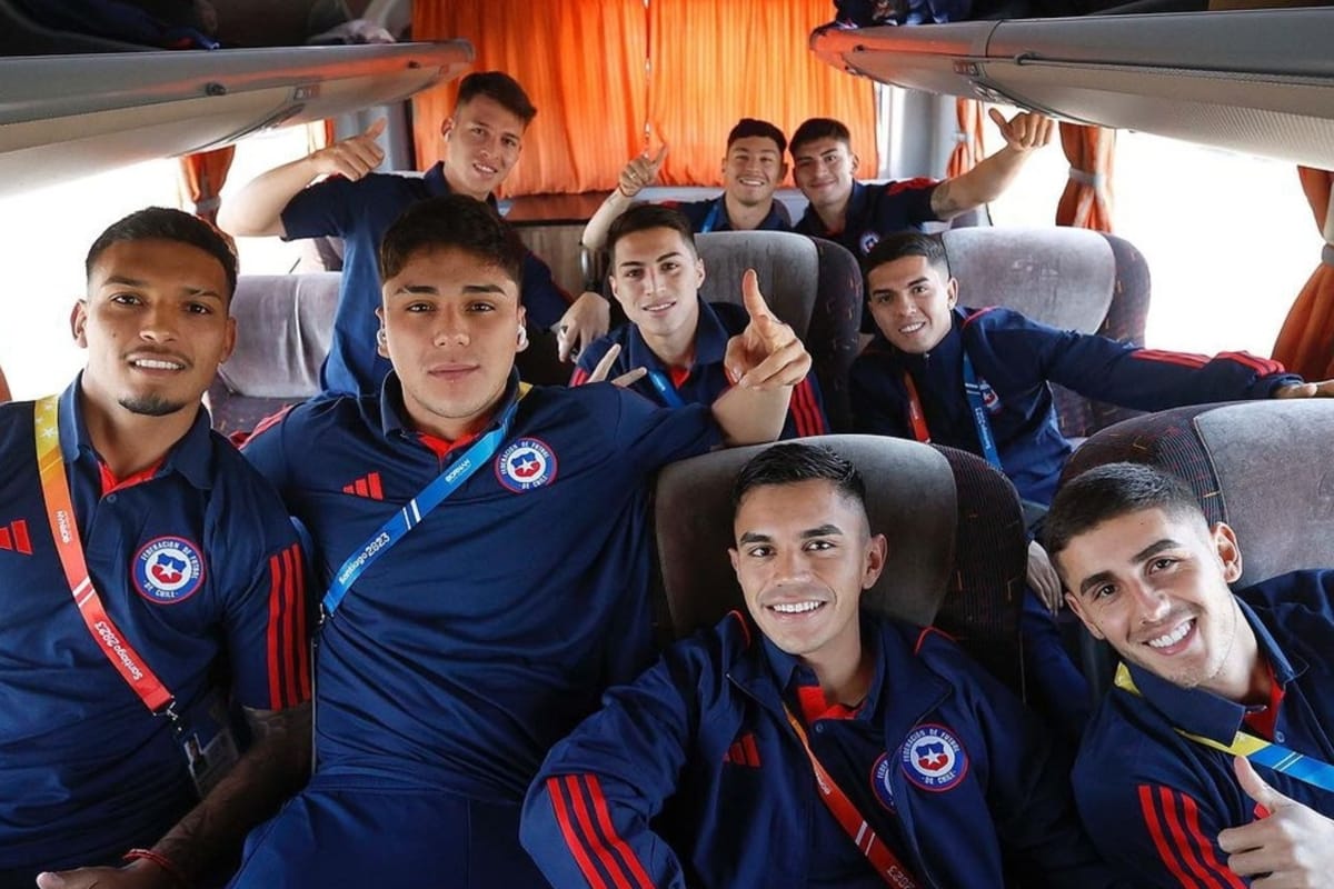 Daniel, Bruno Gutiérrez junto a Damián y Vicente Pizarro en el bus de la Selección Chilena.