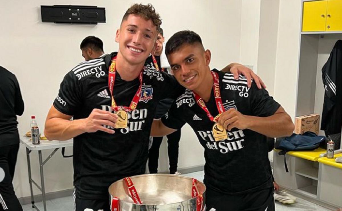 Luciano Arriagada y Vicente Pizarro posan con la medalla y trofeo de campeón de la Supercopa 2022 obtenida con la camiseta de Colo-Colo.