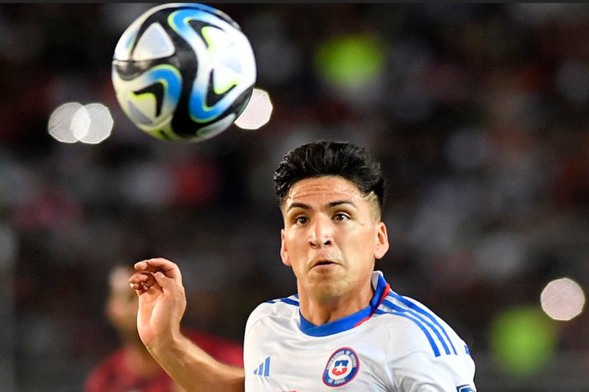 Marcelino Núñez con la mirada fija en el balón mientras defiende la camiseta de la Selección Chilena durante la temporada 2023.