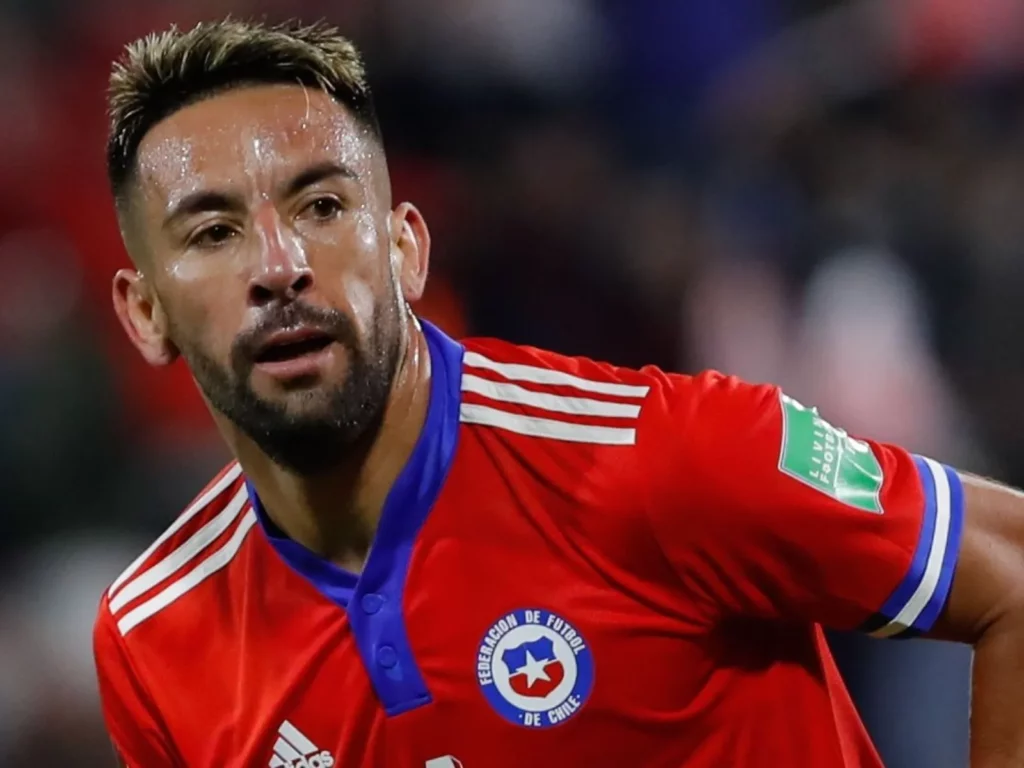 Primer plano de Mauricio Isla en La Roja 