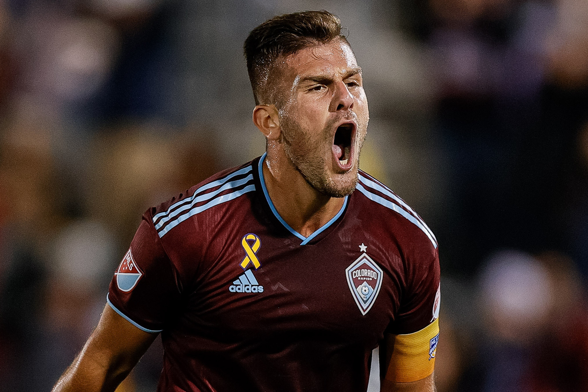 Diego Rubio celebrando eufórico con la camiseta de Colorado Rapids.